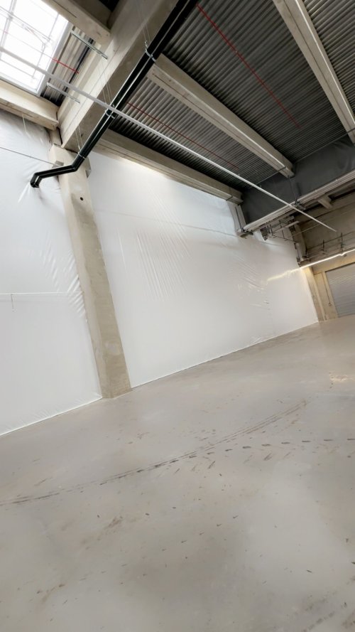 Isolation de zone de chantier à l'usine ACC de Douvrin : l'expertise de Thermo Bâche France