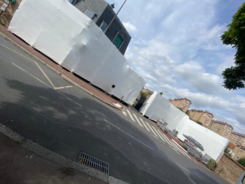 Confinement sur échafaudage pour travaux de revêtement d’un mur pour éviter les projections sur la voie publique à Suresnes (92)