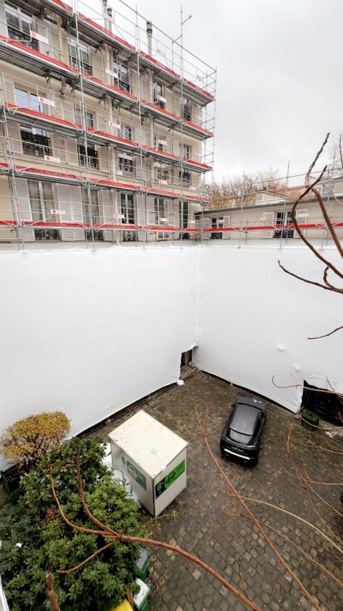 Protection thermoplastique pour chantier de déplombage d’une façade à Paris